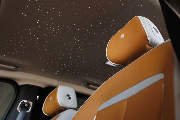 Rolls-Royce Cullinan Black Badge I, 2025 внедорожник 5 дв. бизнес класса в Дубае от AVA car rental коричневый цвет | AUTO.AE