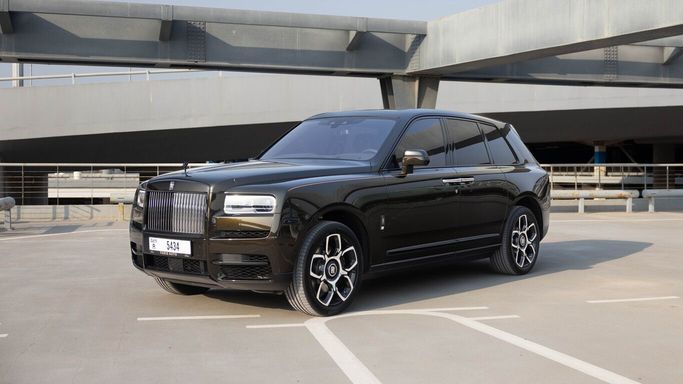 Rolls-Royce Cullinan Black Badge I, 2023 внедорожник 5 дв. бизнес класса в Дубае от AVA car rental зеленый цвет | AUTO.AE