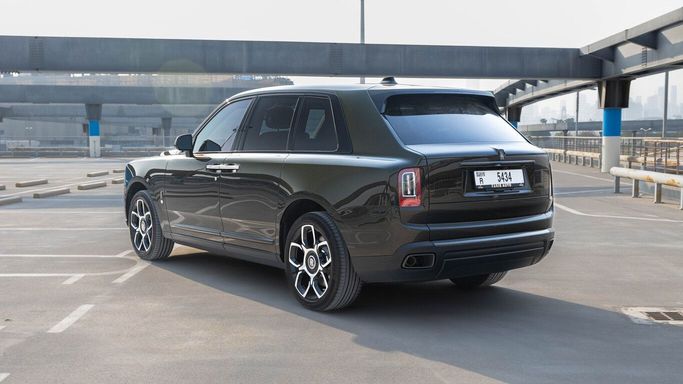 Rolls-Royce Cullinan Black Badge I, 2023 внедорожник 5 дв. бизнес класса в Дубае от AVA car rental зеленый цвет | AUTO.AE