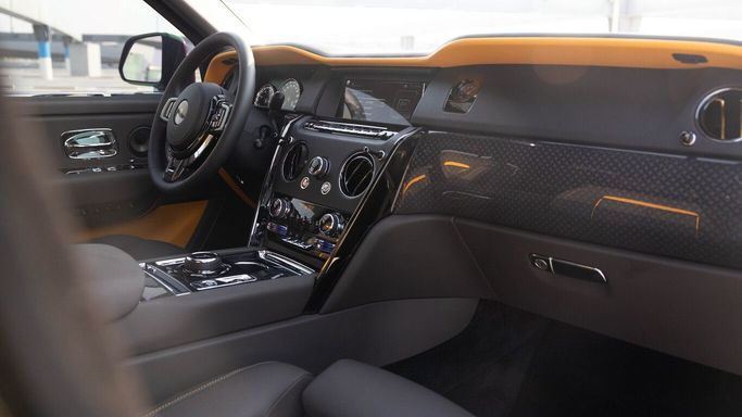 Rolls-Royce Cullinan Black Badge I, 2023 внедорожник 5 дв. бизнес класса в Дубае от AVA car rental зеленый цвет | AUTO.AE
