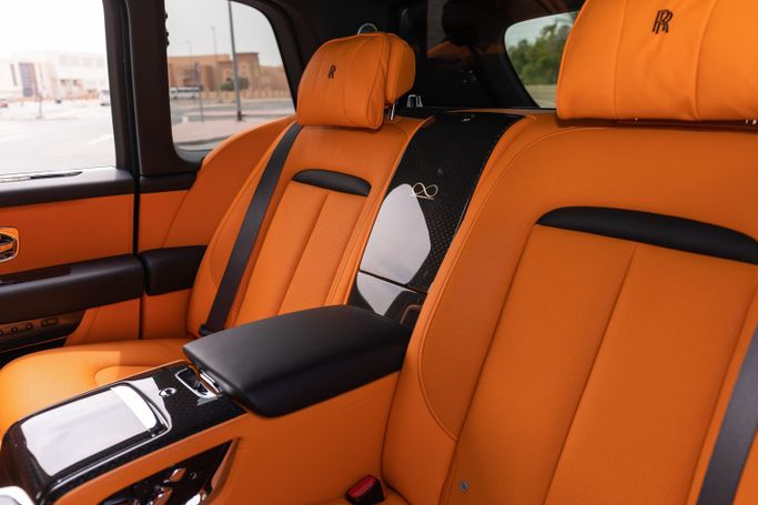 Rolls-Royce Cullinan I, 2022 внедорожник 5 дв. бизнес класса в Дубае от Macan Luxury Motors белый цвет | AUTO.AE