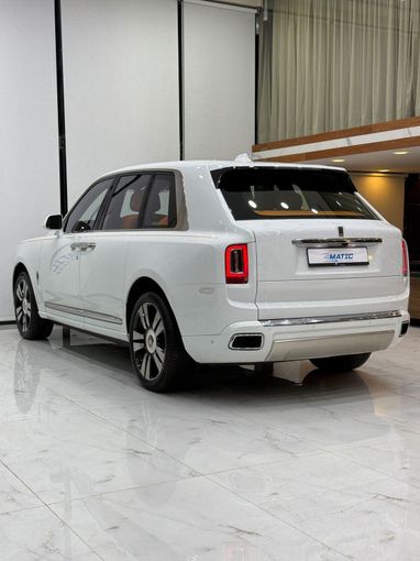 Подержанный Rolls-Royce Cullinan Black Badge I, 6.7 л, 2022 в Дубае от 4 Matic Motors Белый цвет. GCC | AUTO.AE