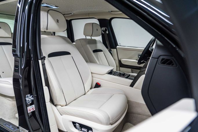 Подержанный Rolls-Royce Cullinan Black Badge I Рестайлинг, 6.7 л, 2025 в Дубае от PUPIL OF FATE MOTORS Зеленый цвет. GCC | AUTO.AE