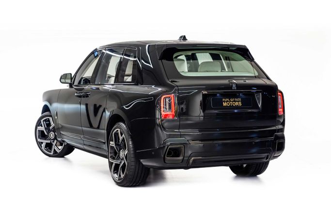 Подержанный Rolls-Royce Cullinan Black Badge I Рестайлинг, 6.7 л, 2025 в Дубае от PUPIL OF FATE MOTORS Зеленый цвет. GCC | AUTO.AE