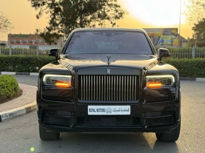 Подержанный Rolls-Royce Cullinan Black Badge I, 6.7 л, 2022 в Дубае от Royal Motors Черный цвет. GCC | AUTO.AE