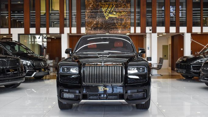 Подержанный Rolls-Royce Cullinan Black Badge I, 6.7 л, 2023 в Дубае от 777 CARS Черный цвет. Европейская | AUTO.AE