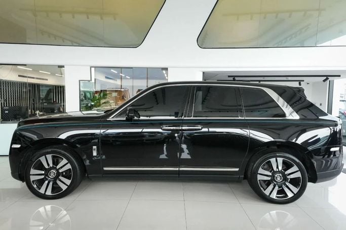 مستعملة Rolls-Royce Cullinan, 6.7 l, 2023 في في دبي من Laith Alobaidi Motors، اللون أسود. المواصفات الأوروبية | AUTO.AE