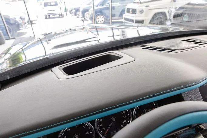 جديدة Rolls-Royce Cullinan Black Badge, 6.7 l, 2024 في في دبي من Laith Alobaidi Motors، اللون أسود. المواصفات الأوروبية | AUTO.AE