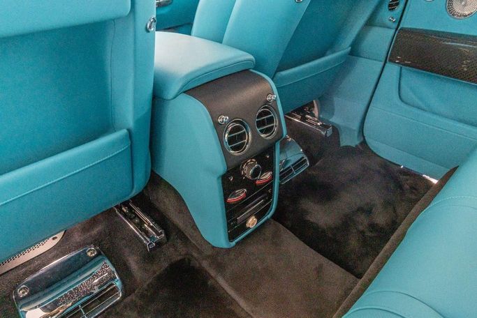 جديدة Rolls-Royce Cullinan Black Badge, 6.7 l, 2024 في في دبي من Laith Alobaidi Motors، اللون أسود. المواصفات الأوروبية | AUTO.AE