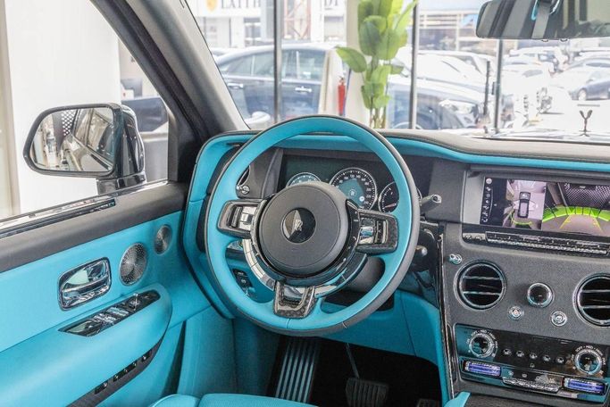 جديدة Rolls-Royce Cullinan Black Badge, 6.7 l, 2024 في في دبي من Laith Alobaidi Motors، اللون أسود. المواصفات الأوروبية | AUTO.AE
