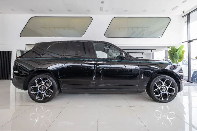 جديدة Rolls-Royce Cullinan Black Badge, 6.7 l, 2024 في في دبي من Laith Alobaidi Motors، اللون أسود. المواصفات الأوروبية | AUTO.AE