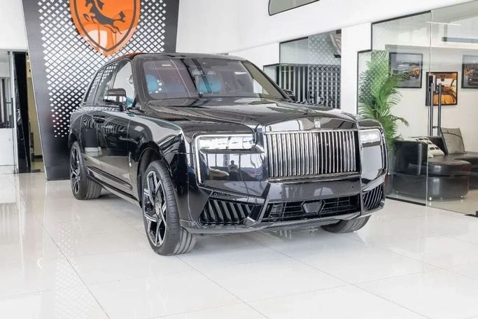 Новый Rolls-Royce Cullinan Black Badge I Рестайлинг, 6.7 л, 2025 в Дубае от Laith Alobaidi Motors Черный цвет. Европейская | AUTO.AE