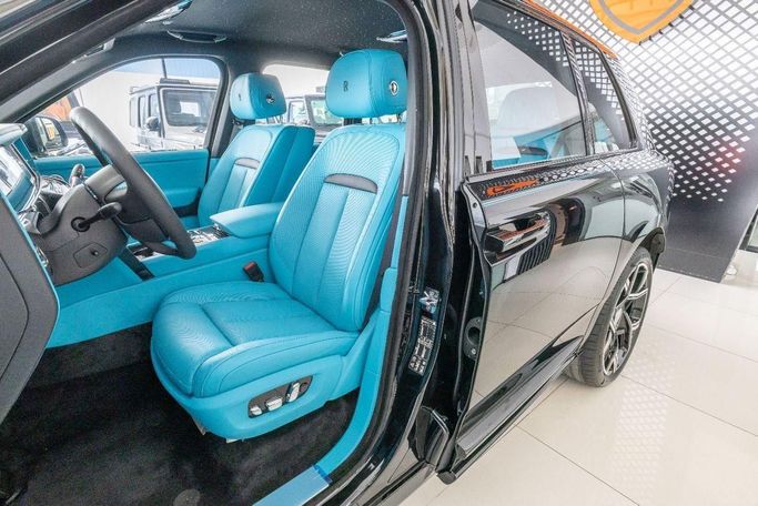 جديدة Rolls-Royce Cullinan Black Badge I تجميل الوجه, 6.7 l, 2025 في في دبي من Laith Alobaidi Motors، اللون أسود. المواصفات الأوروبية | AUTO.AE