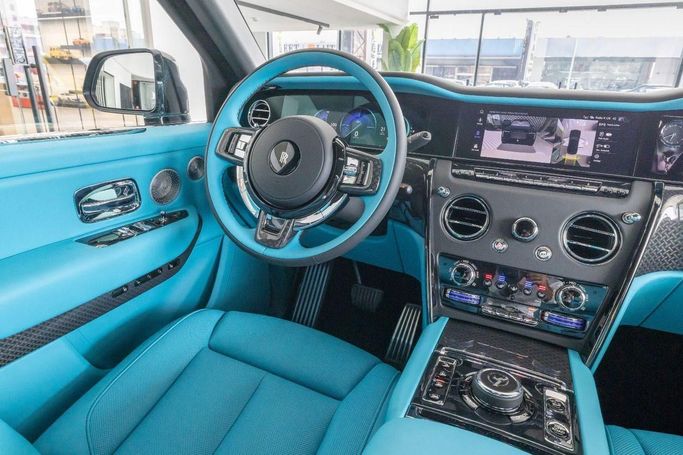 جديدة Rolls-Royce Cullinan Black Badge I تجميل الوجه, 6.7 l, 2025 في في دبي من Laith Alobaidi Motors، اللون أسود. المواصفات الأوروبية | AUTO.AE