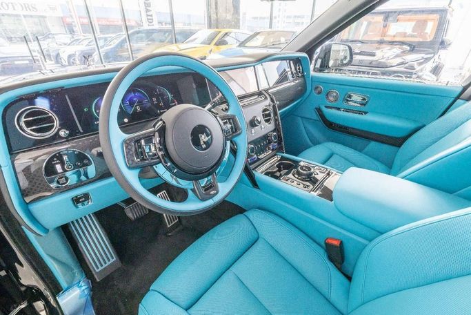 جديدة Rolls-Royce Cullinan Black Badge I تجميل الوجه, 6.7 l, 2025 في في دبي من Laith Alobaidi Motors، اللون أسود. المواصفات الأوروبية | AUTO.AE