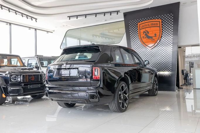 جديدة Rolls-Royce Cullinan Black Badge I تجميل الوجه, 6.7 l, 2025 في في دبي من Laith Alobaidi Motors، اللون أسود. المواصفات الأوروبية | AUTO.AE