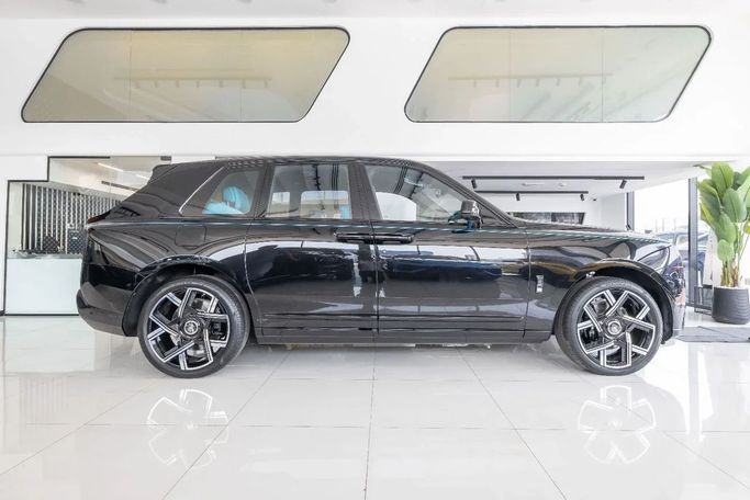 جديدة Rolls-Royce Cullinan Black Badge I تجميل الوجه, 6.7 l, 2025 في في دبي من Laith Alobaidi Motors، اللون أسود. المواصفات الأوروبية | AUTO.AE