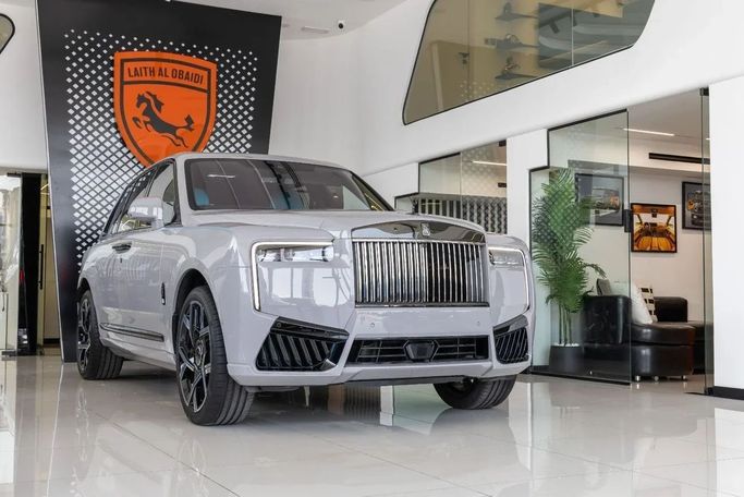 Подержанный Rolls-Royce Cullinan Black Badge I Рестайлинг, 6.7 л, 2025 в Дубае от Laith Alobaidi Motors Серый цвет. Европейская | AUTO.AE