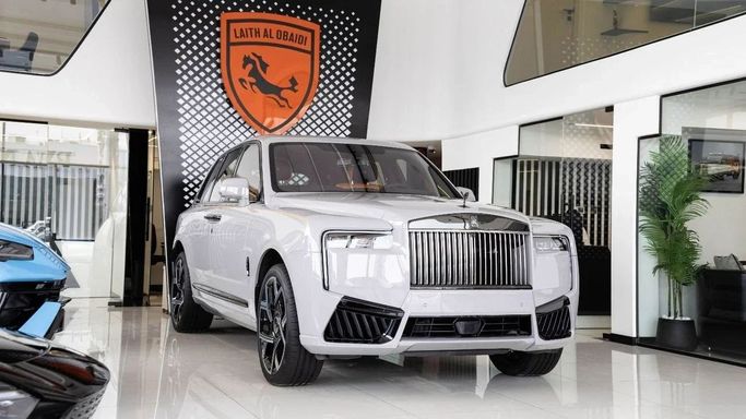 Новый Rolls-Royce Cullinan Black Badge I Рестайлинг, 6.7 л, 2025 в Дубае от Laith Alobaidi Motors Серый цвет. Европейская | AUTO.AE