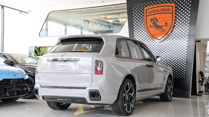 جديدة Rolls-Royce Cullinan Black Badge I تجميل الوجه, 6.7 l, 2025 في في دبي من Laith Alobaidi Motors، اللون رمادي. المواصفات الأوروبية | AUTO.AE