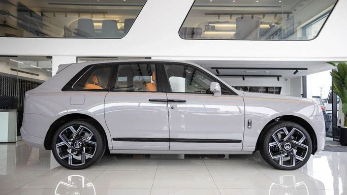 جديدة Rolls-Royce Cullinan Black Badge I تجميل الوجه, 6.7 l, 2025 في في دبي من Laith Alobaidi Motors، اللون رمادي. المواصفات الأوروبية | AUTO.AE