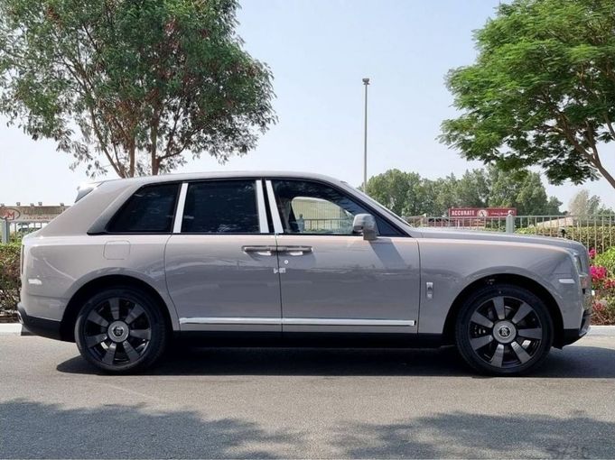 Новый Rolls-Royce Cullinan I, 6.7 л, 2023 в Дубае от Mohamed Hakim Motors Серебристый цвет. Other | AUTO.AE