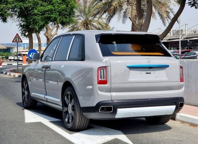 Новый Rolls-Royce Cullinan I, 6.7 л, 2023 в Дубае от Mohamed Hakim Motors Серебристый цвет. Other | AUTO.AE