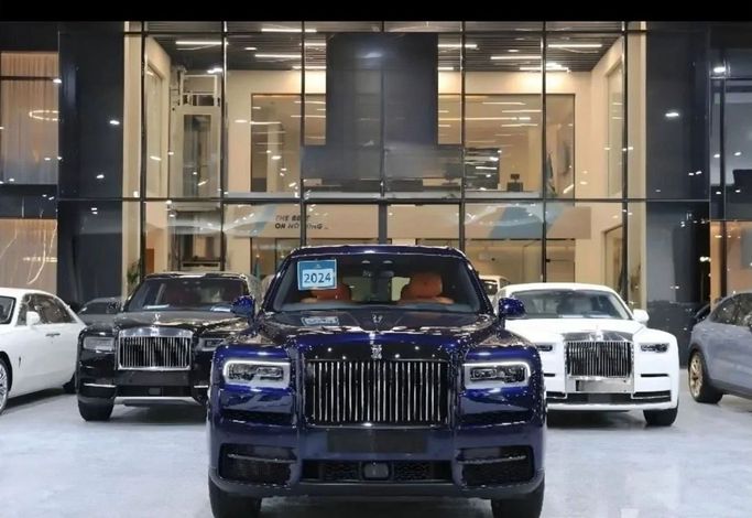 Новый Rolls-Royce Cullinan I Рестайлинг, 6.7 л, 2024 в Дубае от Mohamed Hakim Motors Тёмно-синий цвет. Other | AUTO.AE