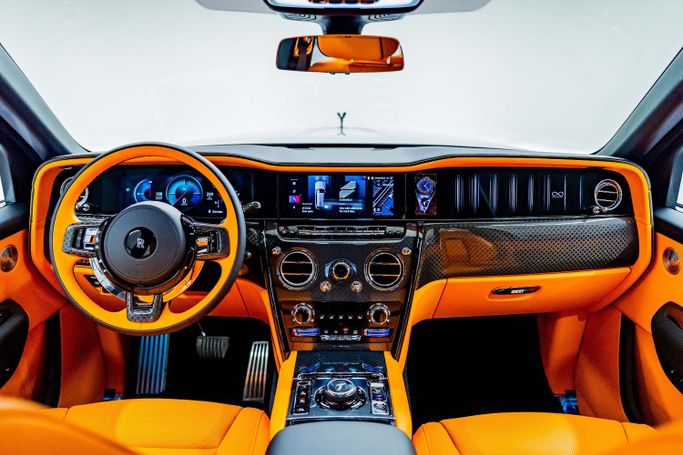 Новый Rolls-Royce Cullinan Black Badge I Рестайлинг, 6.7 л, 2025 в Дубае от PUPIL OF FATE MOTORS Серый цвет. GCC | AUTO.AE
