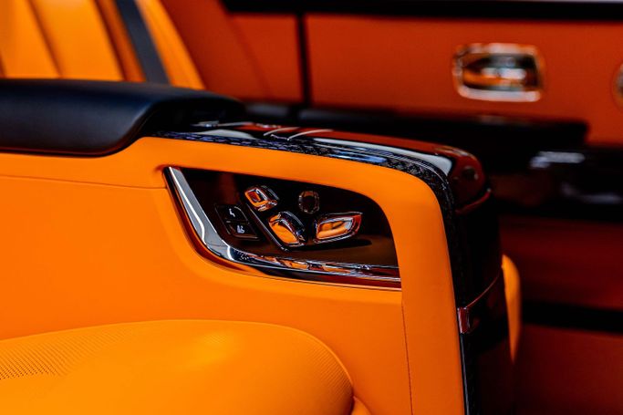 Новый Rolls-Royce Cullinan Black Badge I Рестайлинг, 6.7 л, 2025 в Дубае от PUPIL OF FATE MOTORS Серый цвет. GCC | AUTO.AE