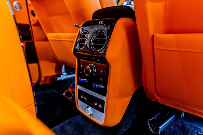 Новый Rolls-Royce Cullinan Black Badge I Рестайлинг, 6.7 л, 2025 в Дубае от PUPIL OF FATE MOTORS Серый цвет. GCC | AUTO.AE