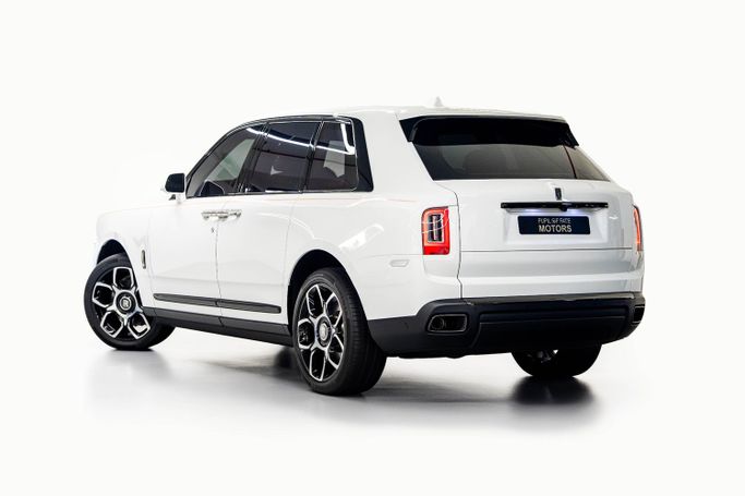 Used Rolls-Royce Cullinan Black Badge, 6.7 l, 2022 in Dubai by PUPIL OF FATE MOTORS, White color. GCC Specs | AUTO.AE
