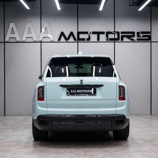 Новый Rolls-Royce Cullinan Black Badge I, 6.7 л, 2024 в Дубае от AAA Motors Голубой цвет. Европейская | AUTO.AE