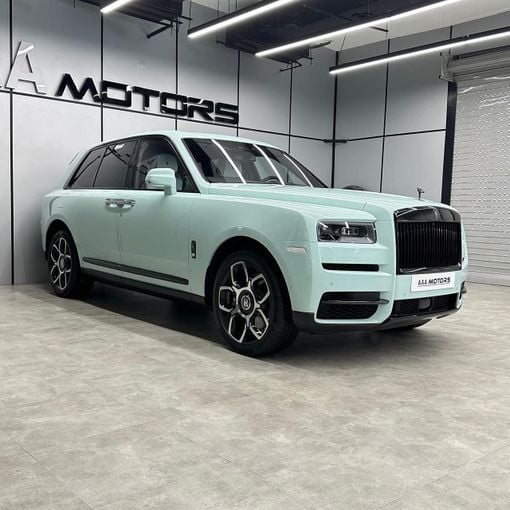 Новый Rolls-Royce Cullinan Black Badge I, 6.7 л, 2024 в Дубае от AAA Motors Голубой цвет. Европейская | AUTO.AE