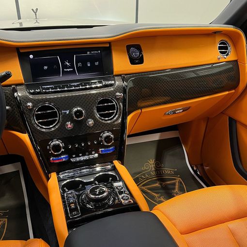 Подержанный Rolls-Royce Cullinan Black Badge I, 6.7 л, 2021 в Дубае от AAA Motors Синий цвет. GCC | AUTO.AE
