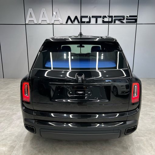Подержанный Rolls-Royce Cullinan Black Badge I, 6.7 л, 2024 в Дубае от AAA Motors Черный цвет. GCC | AUTO.AE