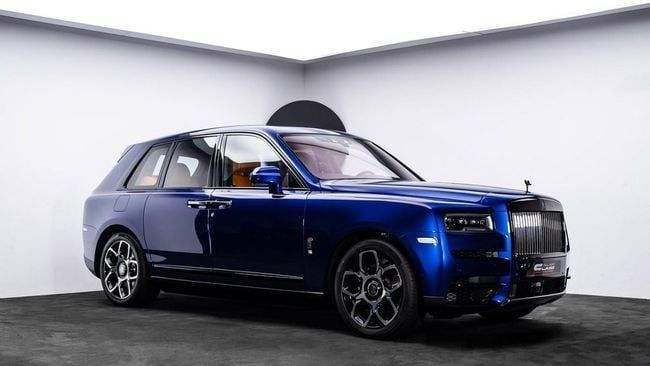 Подержанный Rolls-Royce Cullinan Black Badge I, 6.7 л, 2024 в Дубае от Al Ain Class Motors Синий цвет. GCC | AUTO.AE