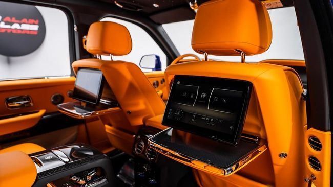 Подержанный Rolls-Royce Cullinan Black Badge I, 6.7 л, 2024 в Дубае от Al Ain Class Motors Синий цвет. GCC | AUTO.AE