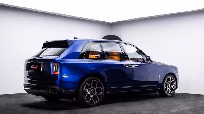 Подержанный Rolls-Royce Cullinan Black Badge I, 6.7 л, 2024 в Дубае от Al Ain Class Motors Синий цвет. GCC | AUTO.AE