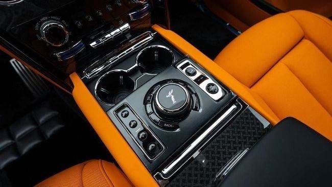 New Rolls-Royce Cullinan Black Badge I Facelift, 6.7 l, 2025 in Dubai by Al Ain Class Motors, Grey color. GCC Specs | AUTO.AE