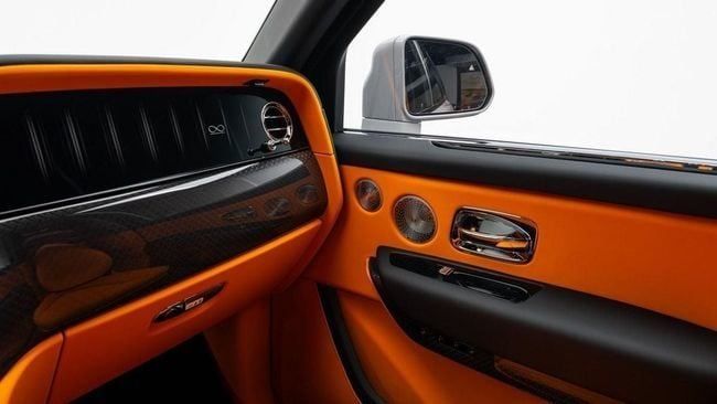 New Rolls-Royce Cullinan Black Badge I Facelift, 6.7 l, 2025 in Dubai by Al Ain Class Motors, Grey color. GCC Specs | AUTO.AE
