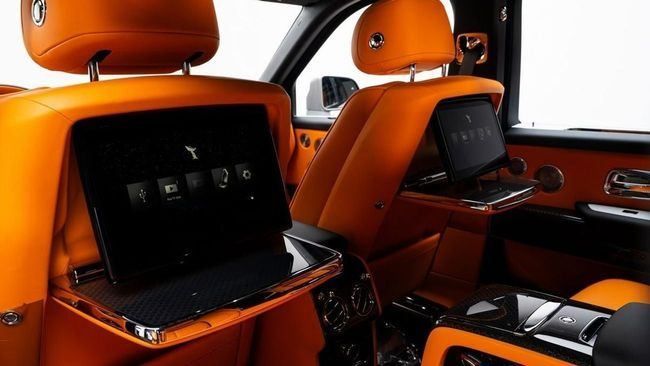 New Rolls-Royce Cullinan Black Badge I Facelift, 6.7 l, 2025 in Dubai by Al Ain Class Motors, Grey color. GCC Specs | AUTO.AE