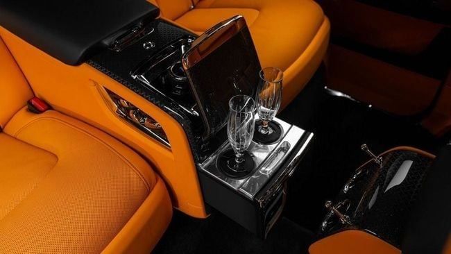 New Rolls-Royce Cullinan Black Badge I Facelift, 6.7 l, 2025 in Dubai by Al Ain Class Motors, Grey color. GCC Specs | AUTO.AE