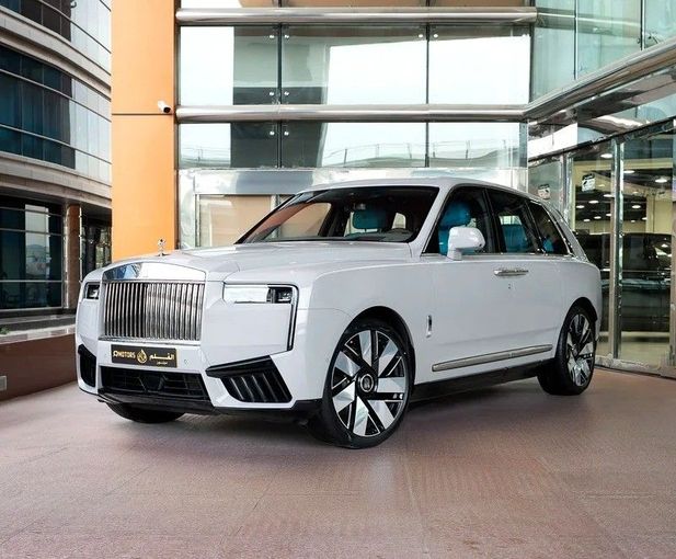 New Rolls-Royce Cullinan I Facelift, 6.7 l, 2025 in Dubai by Q Motors, White color. European Specs | AUTO.AE