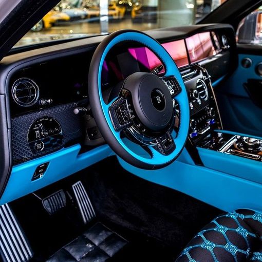 New Rolls-Royce Cullinan Black Badge I Facelift, 6.7 l, 2025 in Dubai by Q Motors, White color. European Specs | AUTO.AE