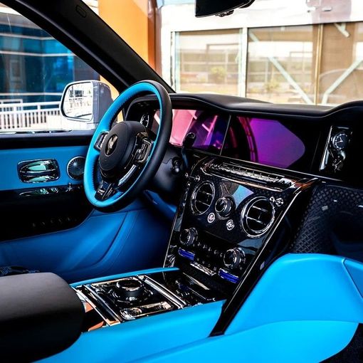 New Rolls-Royce Cullinan Black Badge I Facelift, 6.7 l, 2025 in Dubai by Q Motors, White color. European Specs | AUTO.AE