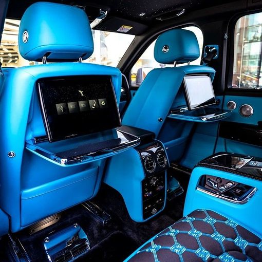 New Rolls-Royce Cullinan Black Badge I Facelift, 6.7 l, 2025 in Dubai by Q Motors, White color. European Specs | AUTO.AE