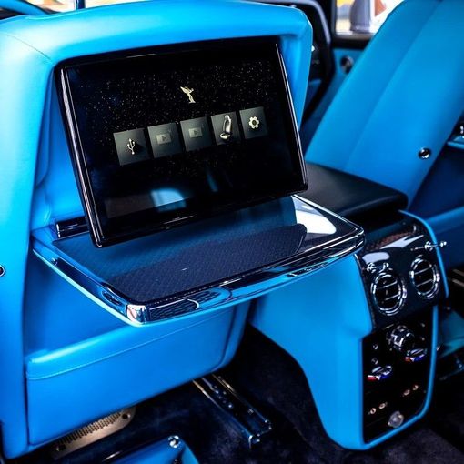 New Rolls-Royce Cullinan Black Badge I Facelift, 6.7 l, 2025 in Dubai by Q Motors, White color. European Specs | AUTO.AE