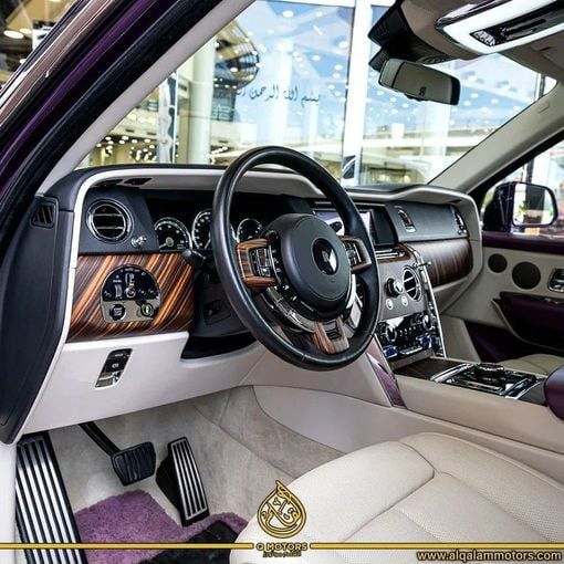Подержанный Rolls-Royce Cullinan I, 6.7 л, 2019 в Дубае от Q Motors Пурпурный цвет. GCC | AUTO.AE