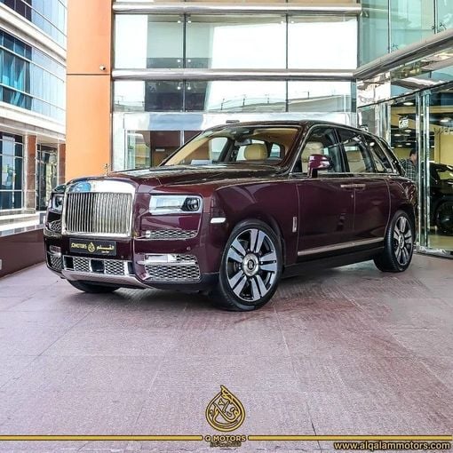 Подержанный Rolls-Royce Cullinan I, 6.7 л, 2020 в Дубае от Q Motors Тёмно-бордовый цвет.  | AUTO.AE